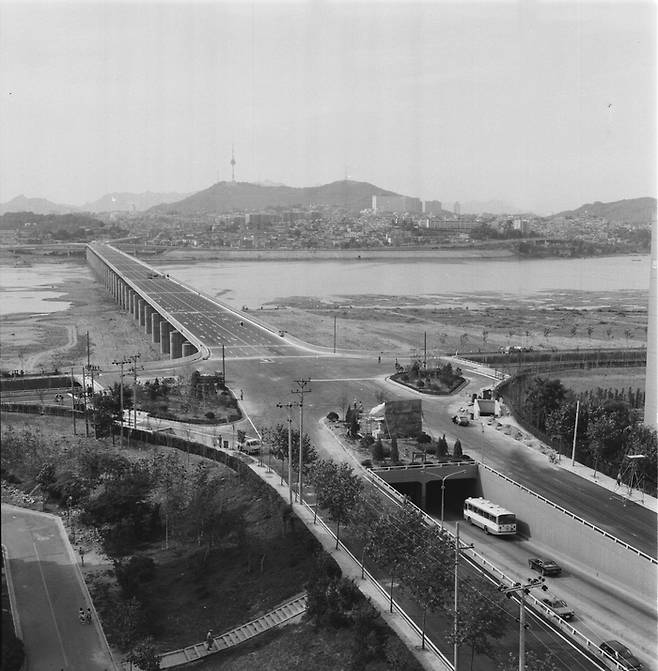 1982년 6월 완공된 반포대교의 전경. [서울역사아카이브]