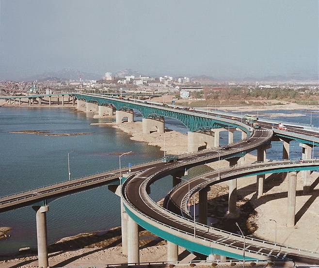 1979년 10월 개통 직후의 성수대교. 사진은 압구정동에서 성수동 방향으로 촬영했다. [서울역사아카이브]