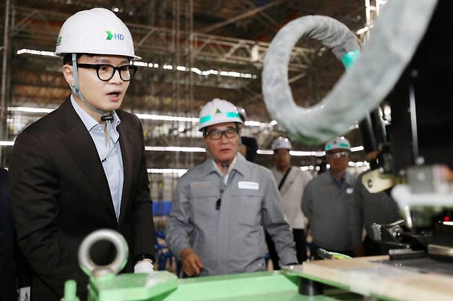 한동훈 법무부 장관이 지난 10일 오후 전남 영암군 현대삼호중공업 내 LNG 액화 가스 운반선에서 맴브레인 시트 자동 용접 시연을 보고 있다. [사진 출처-연합뉴스]