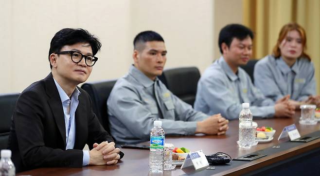 한동훈 법무부 장관이 지난 10일 오후 전남 영암군 현대삼호중공업에서 열린 외국인 근로자 간담회에 참석해 모두발언을 하고 있다. [사진 출처=연합뉴스]