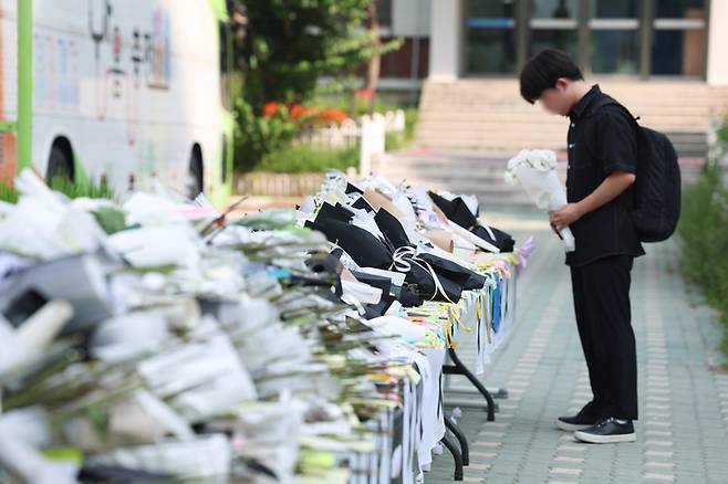 21일 오전 서울 서초구 서이초등학교 인근에 고인이 된 서이초등학교 담임교사 A씨 추모공간이 만들어져 있다. [사진 출처 = 연합뉴스]