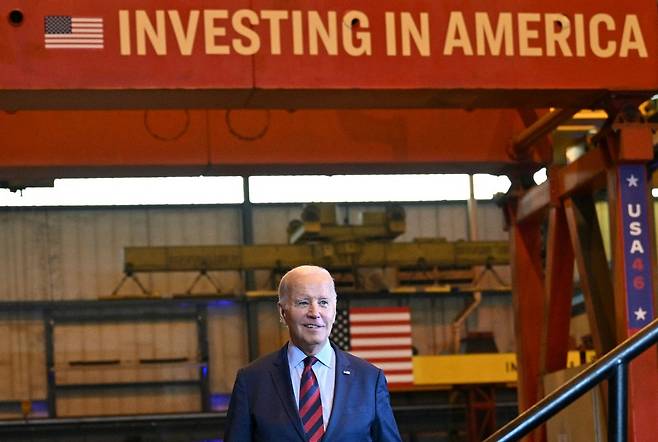 20일(현지시간) 조 바이든 미국 대통령이 펜실베이니아주 필라델피아의 필리 조선소에서 미국 내 투자를 강조하는 자신의 경제 정책인 바이드노믹스에 대해 연설했다. /AFPBBNews=뉴스1