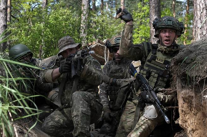 지난 5월 우크라이나군이 러시아군에 맞서 작전을 수행 중하고 있다./AFPBBNews=뉴스1