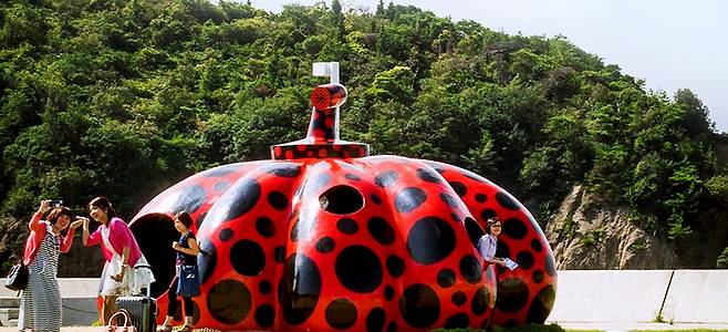 나오시마 선착장 인근 빨간호박 조형물
