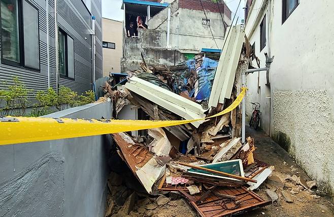 23일 오전 광주 남구 방림동 한 주택 일부가 무너져 내렸다.[남구 제공]