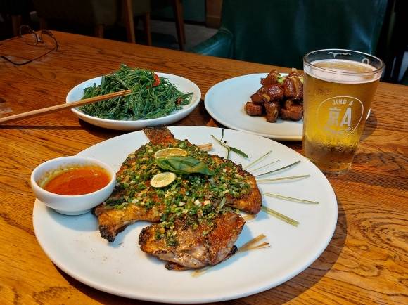 기자가 주문한 ‘재물의 신 세트’ 메뉴의 일부. 중국 남부 윈난성 음식이 주를 이룬다.