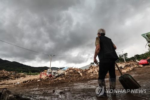 수해복구 현장의 비구름 [연합뉴스 자료사진]