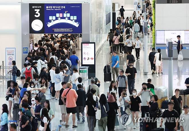 "돈도 없는데 무슨"…휴가 포기 직장인 62% "경제적 사정" [연합뉴스 자료사진]