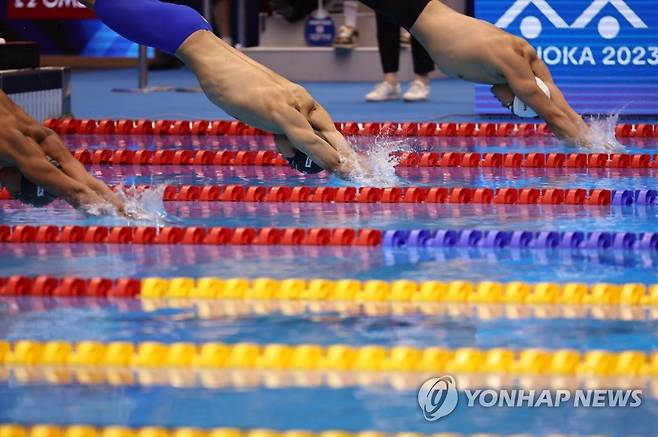 입수하는 백인철 (후쿠오카=연합뉴스) 윤동진 기자 = 백인철이 23일 일본 후쿠오카 마린 메세 후쿠오카홀에서 열린 남자 접영 50m 예선에서 입수하고 있다. 2023.7.23 mon@yna.co.kr