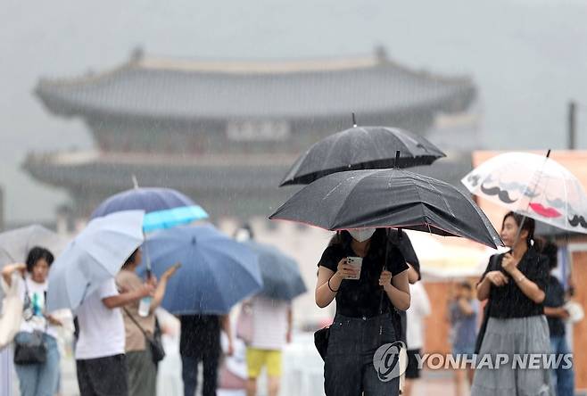 비 내리는 광화문광장 (서울=연합뉴스) 류영석 기자 = 서울 전역에 호우주의보가 발효 중인 23일 오전 서울 광화문광장에서 시민들이 우산을 쓴 채 걸어가고 있다. 2023.7.23 ondol@yna.co.kr