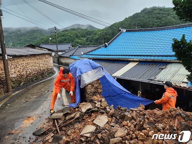 집중호우가 내린 23일 오후 7시58분쯤 전남 영광군 불갑면 우곡리의 한 주택 뒷편의 담이 무너져 소방당국이 현장 조치를 하고 있다. (전남소방본부 제공) 2023.7.24/뉴스1