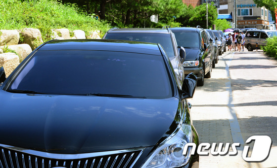 인도 불법 주·정차 차량 모습. ⓒ News1 문요한 기자