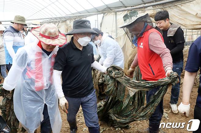 윤재옥 국민의힘 원내대표가 24일 오전 충청북도 청주시 흥덕구 오송읍의 한 농가에서 수해 복구 작업을 하고 있다. 2023.7.24/뉴스1 ⓒ News1 황기선 기자