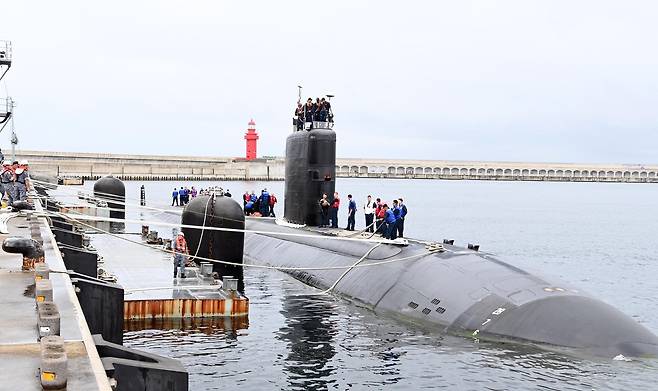 미국 해군의 로스엔젤레스(LA)급 핵추진잠수함 '아나폴리스'(SSN-760)가 24일 오전 제주해군기지에 입항하고 있다.(해군 제공)