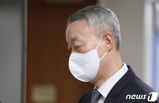 백운규 전 산업통상자원부 장관이 지난해 8월 23일 월성원전 조기 폐쇄와 관련해 직권남용 권리행사 방해·업무방해 혐의로 재판을 받기 위해 대전지방법원에 출석하고 있다. 2022.8.23/뉴스1 ⓒ News1 김기태 기자