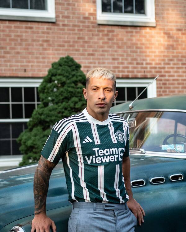 새 원정 유니폼 모델로 나선 리산드로 마르티네스. 사진┃맨체스터 유나이티드