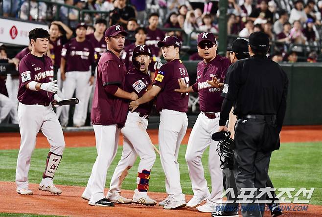 23일 부산 사직야구장에서 KBO리그 롯데와 키움의 경기가 열렸다. 6회 주심의 판정에 어필하다 퇴장을 당한 이용규. 부산=송정헌 기자songs@sportschosun.com/2023.07.23/