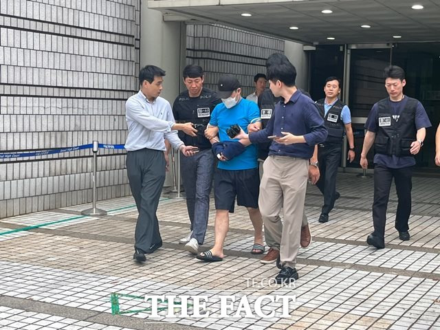 23일 오후 서울 관악구 신림동에서 행인에 흉기를 휘둘러 1명을 숨지게 하고 3명을 다치게 한 30대가 서울중앙지법에서 열린 구속 전 피의자심문(영장실질심사)을 마치고 청사 밖으로 나서고 있다. /최의종 기자