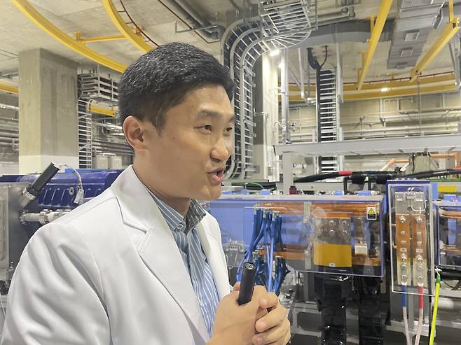 연세대의료원 홍채선 방사선종양학과 교수가 12일 서울 서대문구 중입자치료센터에서 중입자치료에 대해 설명하고 있다./김명지 기자