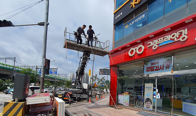 호평평내행정복지센터가 입주업체를 적극적으로 설득해 옥외광고물 일제 정비를 실시했다.ⓒ남양주시