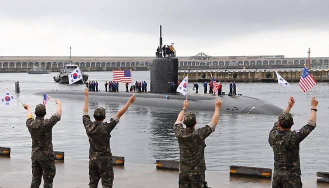 우리 해군 장병들이 24일 제주 해군기지에 입항한 미 해군의 로스앤젤레스(LA)급 핵추진잠수함 아나폴리스함(SSN-760)을 환영하고 있다. 해군 제공