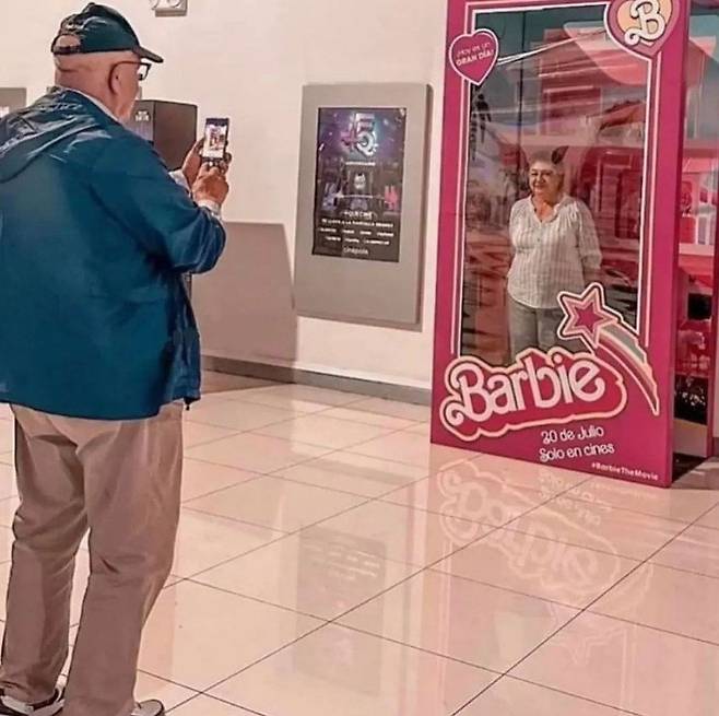 영화관에 관객 인증샷을 위해 설치된 대형 바비 인형 포장 상자에 들어간 할머니를 할아버지가 찍어주는 모습. 이 사진을 비롯해 영화 ‘바비’ 관람에 관한 다양한 인터넷 밈(meme)이 주말 사이 큰 인기를 얻었다.  (인스타그램 캡처)