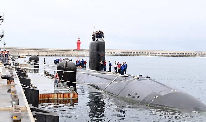 미 해군의 핵추진잠수함 아나폴리스함(SSN-760)이 24일 제주 해군기지에 입항한 뒤 선체 점검을 받고 있다. 해군 제공