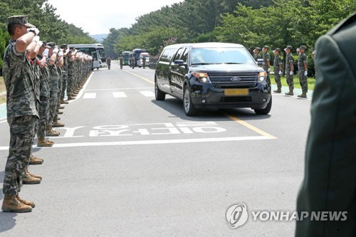 22일 경북 포항 해병대 1사단 체육관인 '김대식관'에서 열린 고 채수근 상병 영결식에서 고인을 태운 운구차가 이동하고 있다. 채 상병은 지난 19일 오전 9시께 예천 내성천에서 실종자를 수색하던 중 급류에 휩쓸려 숨졌다. [포항=연합뉴스]