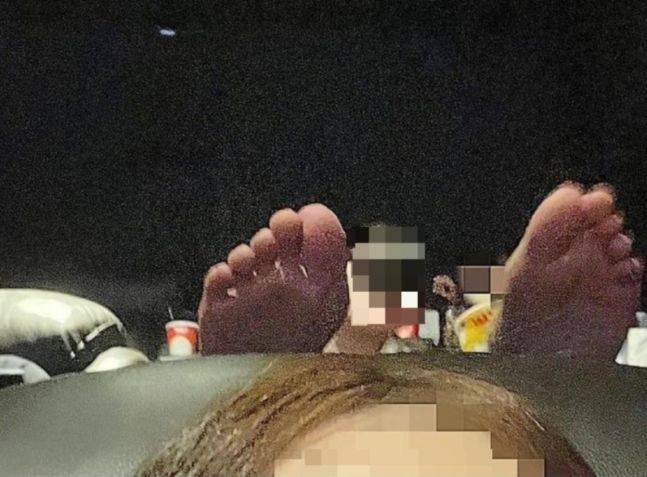 영화관에서 앞 좌석에 발을 올린 남성. 사진=온라인 커뮤니티 캡처