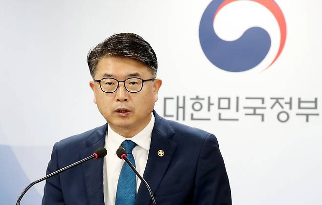 장상윤 교육부 차관이 24일 오후 서울 종로구 정부서울청사 브리핑실에서 교원의 교육활동 보호를 위한 고시 및 자치 조례 정비 관련 긴급 브리핑을 하고 있다. 뉴스1