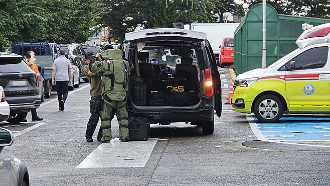 오늘(24일) 제주시 우편집중국에 정체불명 우편물이 있다는 신고가 접수돼 소방당국 등이 출동한 모습 (사진, 강명철 기자)