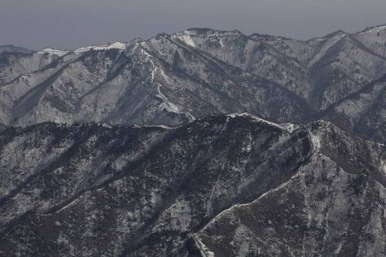 제12보병사단(을지부대)이 지키는 철책선은 이처럼 높은 산을 따라 이어져 있다. 박영준 작가
