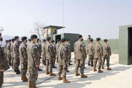 제7보병사단(칠성부대)의 대대장 박세영 중령이 새로 전입온 신병의 신고를 받고 있다. 박영준 작가