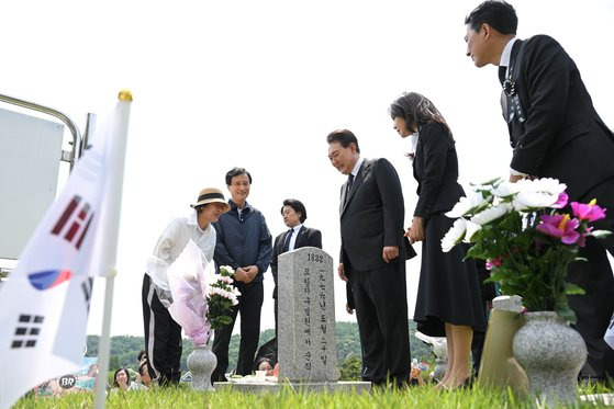 지난 6월 6일 윤석열 대통령이 국립서울현충원에서 대간첩 작전 전사자 묘역 방문해 참배객과 인사를 하고 있다. 현역 대통령으로선 첫 참배다. 대통령실