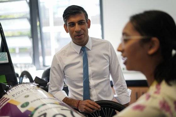 리시 수낵(왼쪽) 영국 총리가 고강도 대학 구조 조정안을 발표한 지난 17일(현지시간) 런던의 한 학교를 찾아 학생과 대화하고 있다. AP=연합뉴스