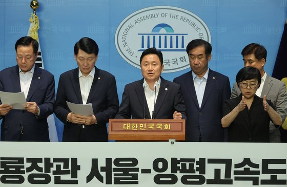 국회 국토교통위원회 더불어민주당 간사인 최인호 의원과 위원들이 24일 오후 국회에서 열린 '원희룡 장관 서울-양평 고속도로 백지화 선언은 5가지 법률 위반입니다' 기자회견에서 발언하고 있다. 연합뉴스