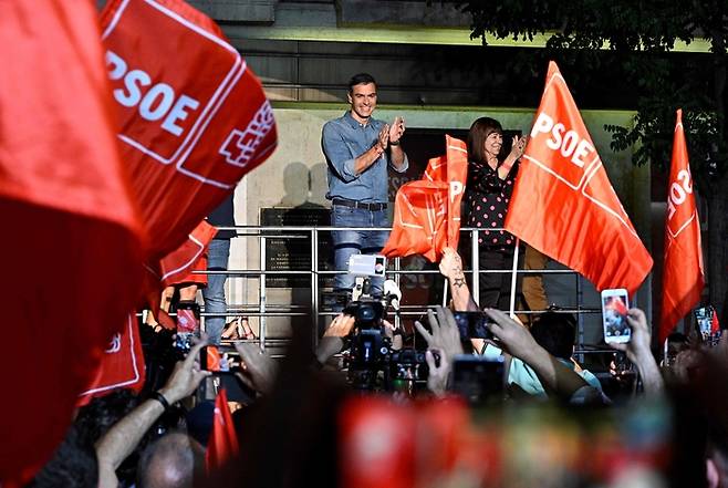 페드로 산체스 스페인 총리가 총선 후 사회노동당(PSOE) 본부에서 총선 후 박수를 치고 있다. AFP연합뉴스