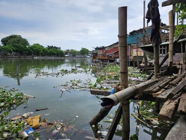 지난 18일 방문한 필리핀 말라본시 따뇽 바랑가이에 쓰레기가 떠다니는 강변을 따라 목재로 세운 판잣집들이 줄지어 서있다. 필리핀 말라본시=이정헌 기자