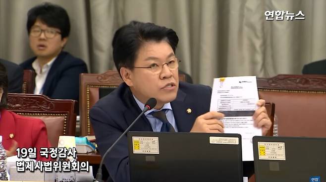 ▲국회 과학기술정보방송통신위원장을 맡고 있는 장제원 국민의힘 의원이 지난 2018년 10월19일 국회 법제사법위원회 주재 서울중앙지검 국정감사에서 윤석열 당시 서울중앙지검장을 상대로 그의 장모 잔고증명 위조 사건과 관련이 있는지를 질의하고 있다. 사진=연합뉴스 영상 갈무리