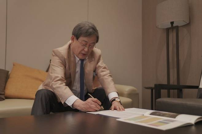 배우 노주현이 지난 3월 31일 롯데건설이 입주자를 모집한 서울 강서구 마곡동 ‘VL르웨스트’ 계약서에 서명하고 있다. [사진 제공 = 롯데건설]