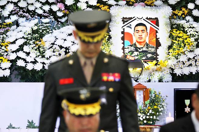 경북 포항 해병대 1사단 내 체육관인 ‘김대식관’에 마련된 故 채수근 상병의 분향소에 정부가 수여한 보국훈장 광복장이 채 상병 영정 아래에 놓여 있다. (연합뉴스)