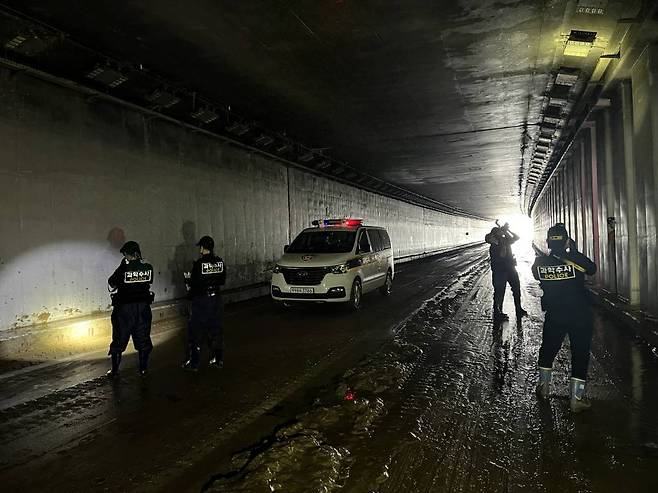 18일 오전 충북경찰청 과학수사팀이 침수 참사가 발생한 청주시 흥덕구 오송읍 궁평2지하차도 내에서 유류물을 수색하고 있다. (사진=충북경찰청 제공) 2023.07.18. 사진=뉴시스