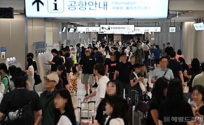 24일 서울 강서구 김포국제공항 국내선이 휴가시즌을 맞아 시민들로 붐비고 있다. 임세준 기자