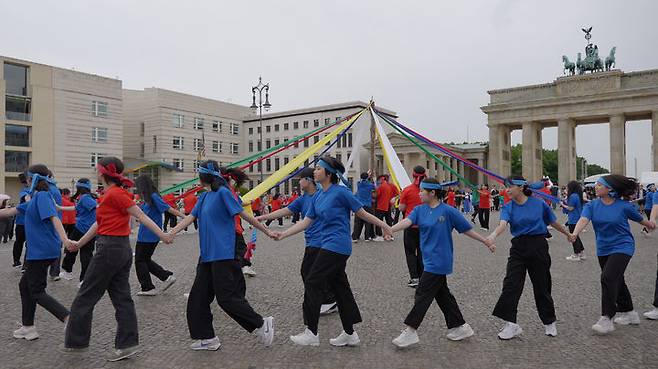 [무안=뉴시스] 전남교육청은 민주시민토론학교 국외 캠프단 80명의 학생들이 독일 베를린 파리저 광장 브란덴부르크 문에서 평화와 공존 메시지를 담은 전통놀이 퍼포먼스를 선보였다고 24일 밝혔다. (사진=전남교육청 제공). photo@newsis.com *재판매 및 DB 금지