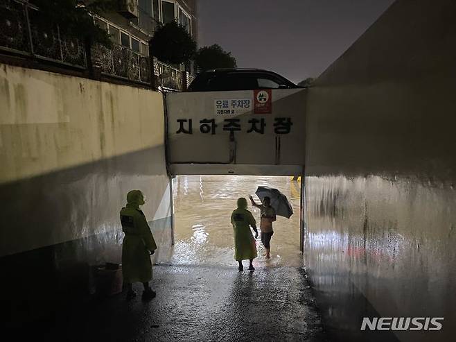 [목포=뉴시스] 이창우 기자=24일 간밤에 내린 집중호우로 목포시 한 아파트 지하주차장이 침수돼 차량 대피가 이뤄진 가운데 출입이 통제되고 있다. (사진=독자 제공) 2023.07.24. photo@newsis.com *재판매 및 DB 금지