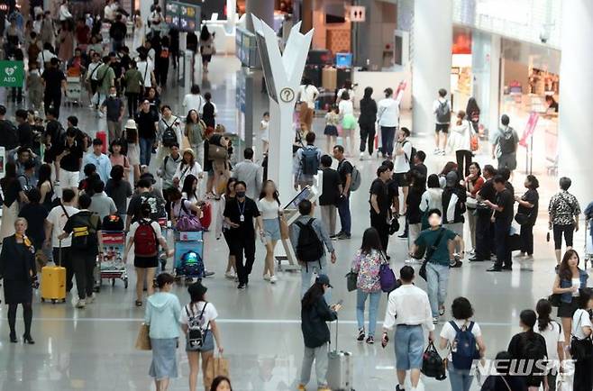 [인천공항=뉴시스] 조성봉 기자= 휴가철을 맞아 24일 오전 인천국제공항 1터미널 면세점이 여행객들로 북적이고 있다. 2023.07.24. suncho21@newsis.com