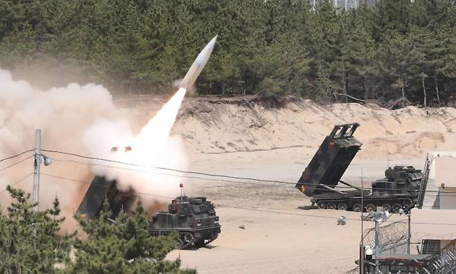 [서울=뉴시스] 미국 조 바이든 행정부가 당분간 우크라이나에 에이태큼스(ATACMS) 지대지 장거리 미사일을 제공할 계획이 없다고 워싱턴포스트(WP)가 23일(현지 시간) 보도했다. 사진은 지난해 5월 북한의 대륙간탄도미사일(ICBM) 발사에 대응해 주한미군이 동해상으로 ATACMS를 발사하는 장면. (사진=합동참모본부 제공) 2023.07.24. photo@newsis.com *재판매 및 DB 금지