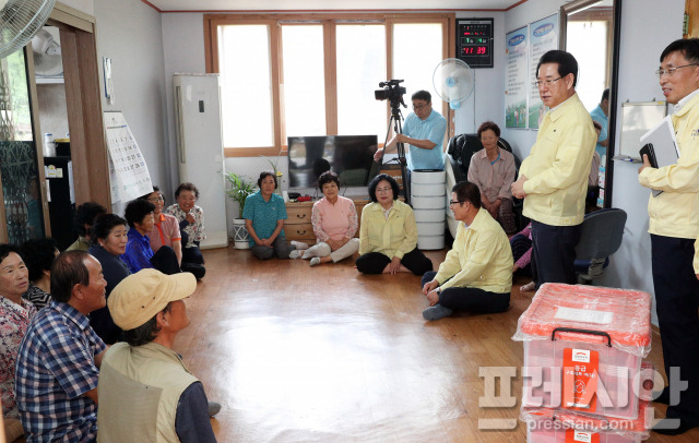 ▲김영록 전남지사가 24일 산사태 우려로 대피해 있는 함평 신광면을 찾아 주민들을 위로하고 있다.2023.7.24ⓒ전라남도