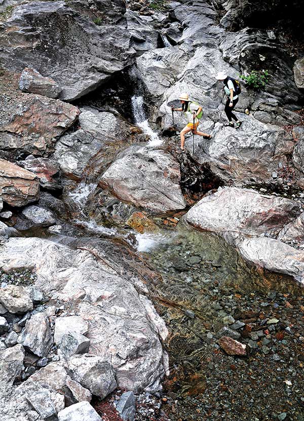 문바위계곡은 길이는 짧지만 곳곳에 아기자기한 물놀이 포인트를 지녀 아는 사람들은 아는 여름 피서지다.