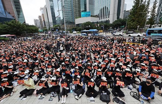 서울 서초구 서이초등학교 교사 사망 사건 관련 지난 22일 오후 서울 종로구 보신각 인근에서 열린 추모식에 참가한 교사 등이 구호를 외치고 있다. 연합뉴스